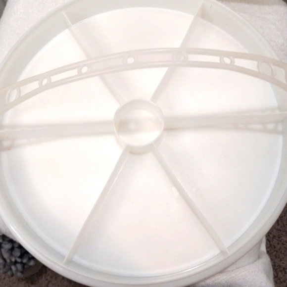 Tupperware 12" Round Veggie Carrier With Lid - Picture 4 of 4